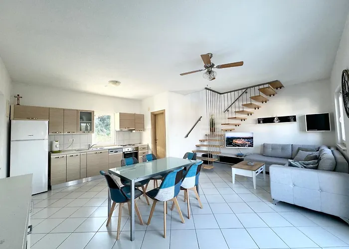 贝尔维尤公寓 *